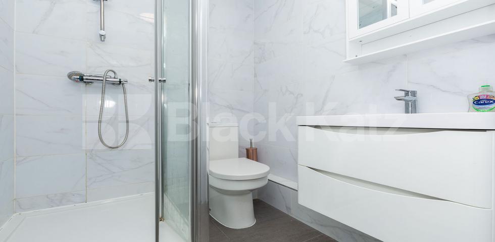 			SPACIOUS FAMILY HOME!, 3 Bedroom, 2 bath, 2 reception House			 Summers Lane, FINCHLEY